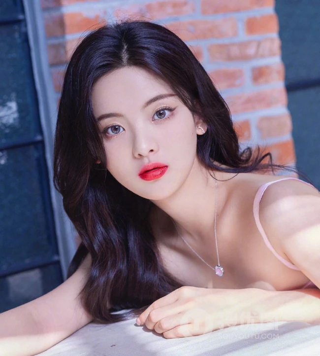 杨超越气质动人粉色肩带裙少女感十足写真图片