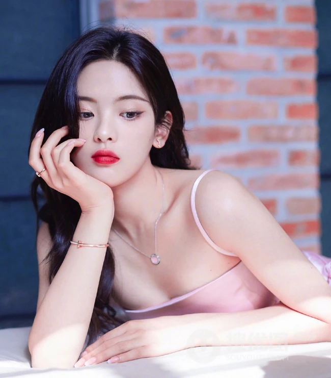 杨超越气质动人粉色肩带裙少女感十足写真图片