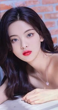 杨超越气质动人粉色肩带裙少女感十足写真图片