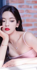 杨超越气质动人粉色肩带裙少女感十足写真图片
