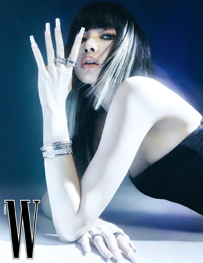 Lisa气质酷飒挑染发型搭配多套服饰登杂志写真图片