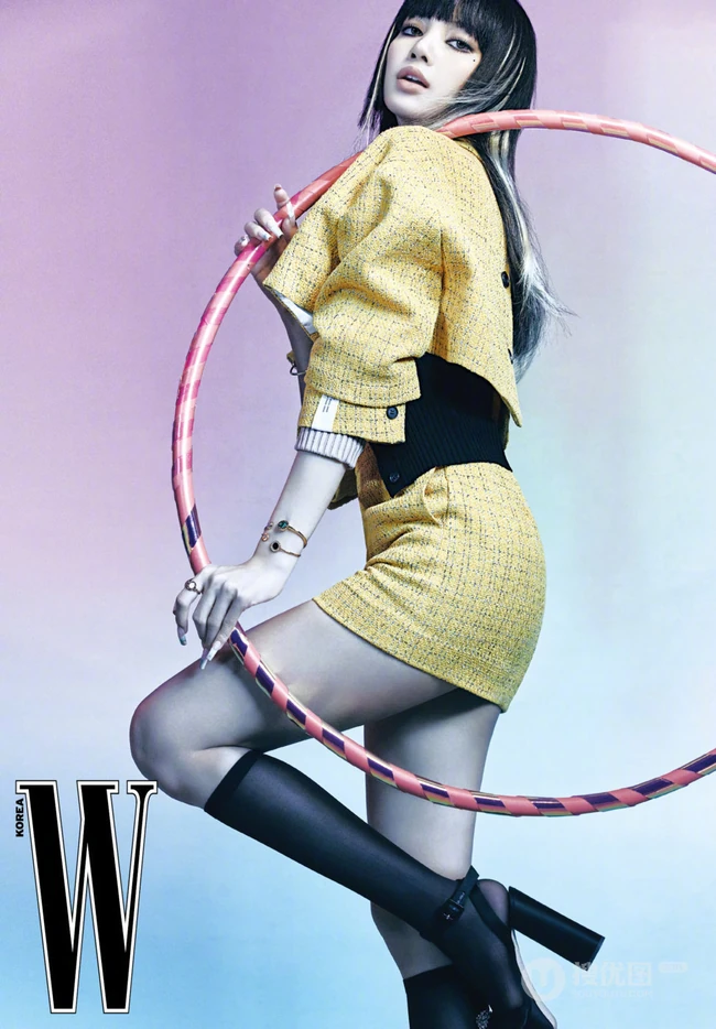 Lisa气质酷飒挑染发型搭配多套服饰登杂志写真图片
