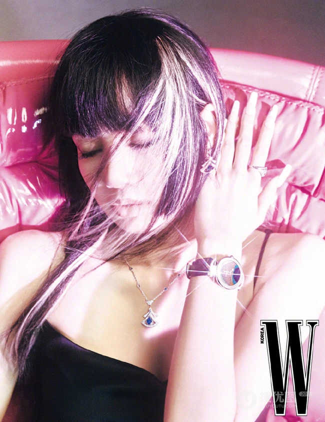 Lisa气质酷飒挑染发型搭配多套服饰登杂志写真图片