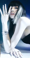 Lisa气质酷飒挑染发型搭配多套服饰登杂志写真图片