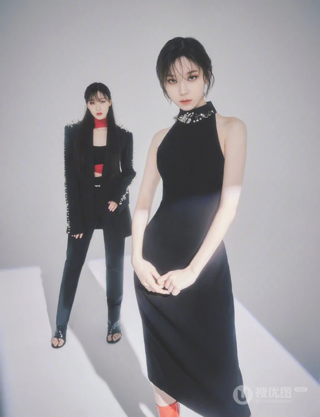 韩国最新四人女子组合aespa冷艳风格写真杂志图片