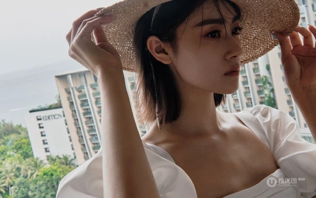 梁颂晴不同颜色风格裙装穿搭，或冷艳，或清冷，或活泼写真图片