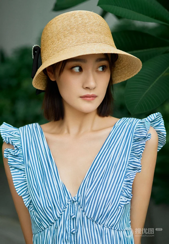 梁颂晴不同颜色风格裙装穿搭，或冷艳，或清冷，或活泼写真图片