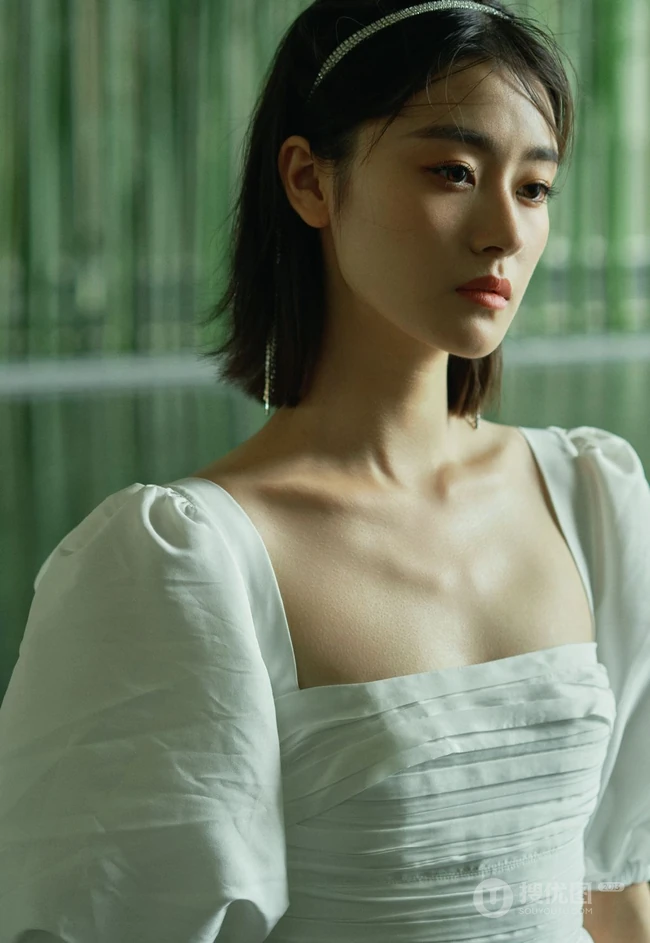 梁颂晴不同颜色风格裙装穿搭，或冷艳，或清冷，或活泼写真图片