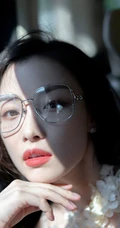 倪妮化身冷艳气质大姐姐，粉衣红裙文艺眼镜搭配，优雅轻熟的魅力十足啊！