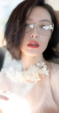倪妮化身冷艳气质大姐姐，粉衣红裙文艺眼镜搭配，优雅轻熟的魅力十足啊！