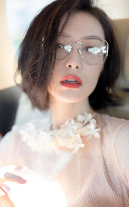 倪妮化身冷艳气质大姐姐，粉衣红裙文艺眼镜搭配，优雅轻熟的魅力十足啊！
