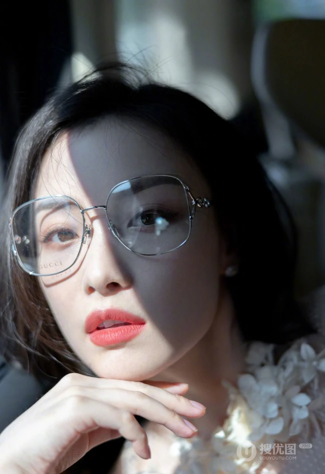 倪妮化身冷艳气质大姐姐，粉衣红裙文艺眼镜搭配，优雅轻熟的魅力十足啊！