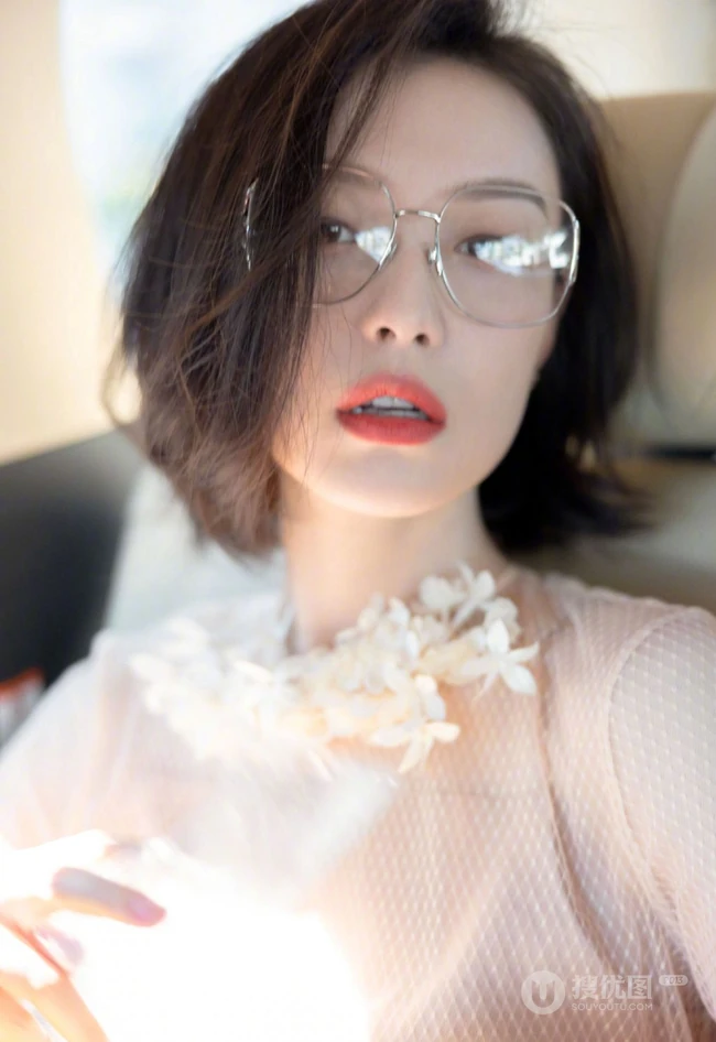 倪妮化身冷艳气质大姐姐，粉衣红裙文艺眼镜搭配，优雅轻熟的魅力十足啊！