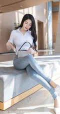 街拍白衬衫牛仔裤线条女生嫩模美七Mia气质吸睛柔美写真美照
