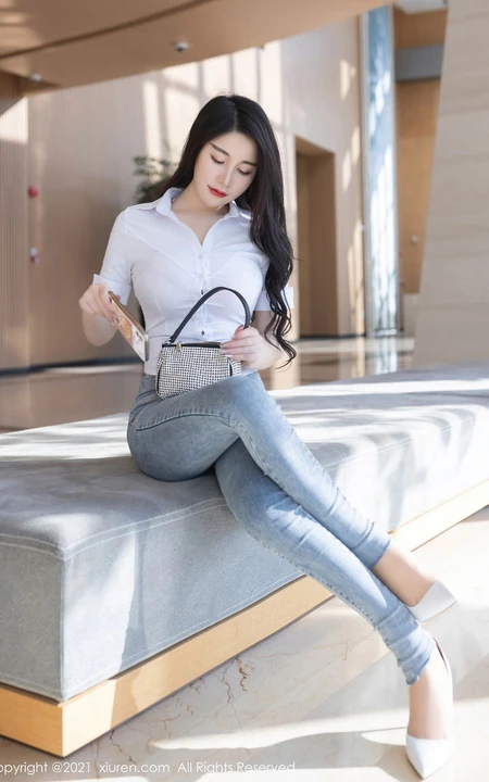 街拍白衬衫牛仔裤线条女生嫩模美七Mia气质吸睛柔美写真美照