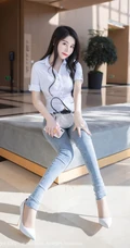 街拍白衬衫牛仔裤线条女生嫩模美七Mia气质吸睛柔美写真美照