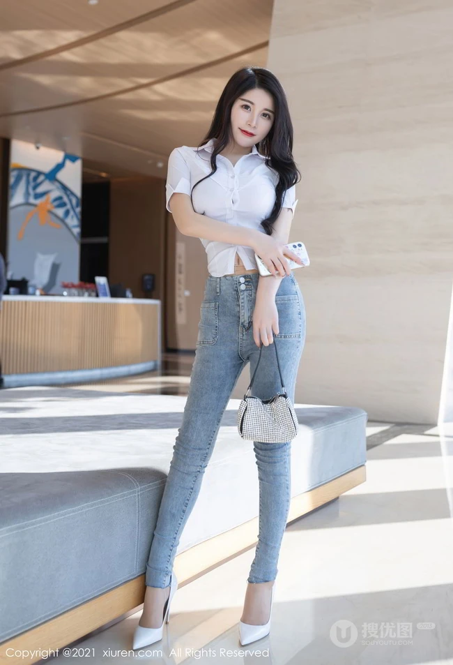街拍白衬衫牛仔裤线条女生嫩模美七Mia气质吸睛柔美写真美照