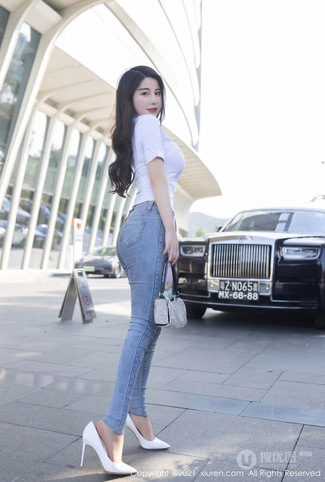 街拍白衬衫牛仔裤线条女生嫩模美七Mia气质吸睛柔美写真美照