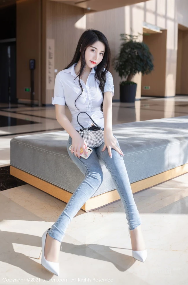 街拍白衬衫牛仔裤线条女生嫩模美七Mia气质吸睛柔美写真美照