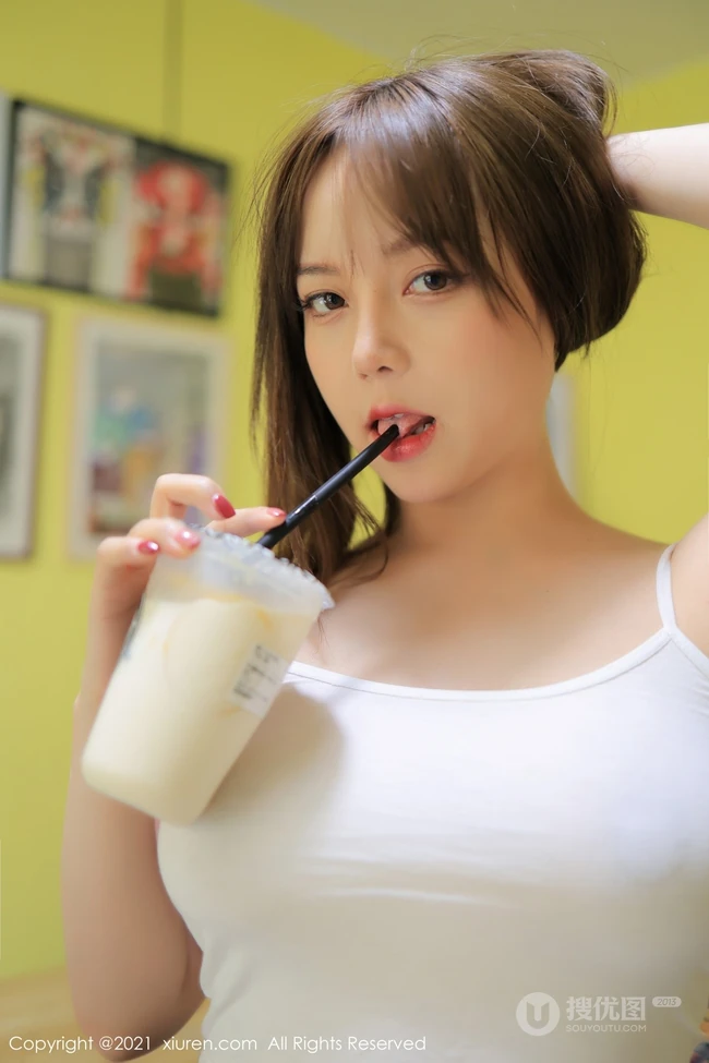 小小画室大女生，肉感十足妹子豆瓣酱休闲白背心短裤气质写真套图