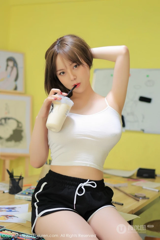 小小画室大女生，肉感十足妹子豆瓣酱休闲白背心短裤气质写真套图