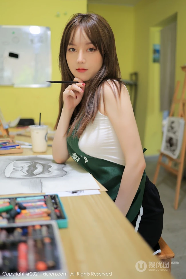 小小画室大女生，肉感十足妹子豆瓣酱休闲白背心短裤气质写真套图