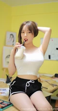 小小画室大女生，肉感十足妹子豆瓣酱休闲白背心短裤气质写真套图