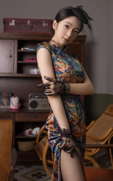 气质时尚女生Angela小热巴一袭贵妇旗袍深袜袜穿搭优雅气质写真套图
