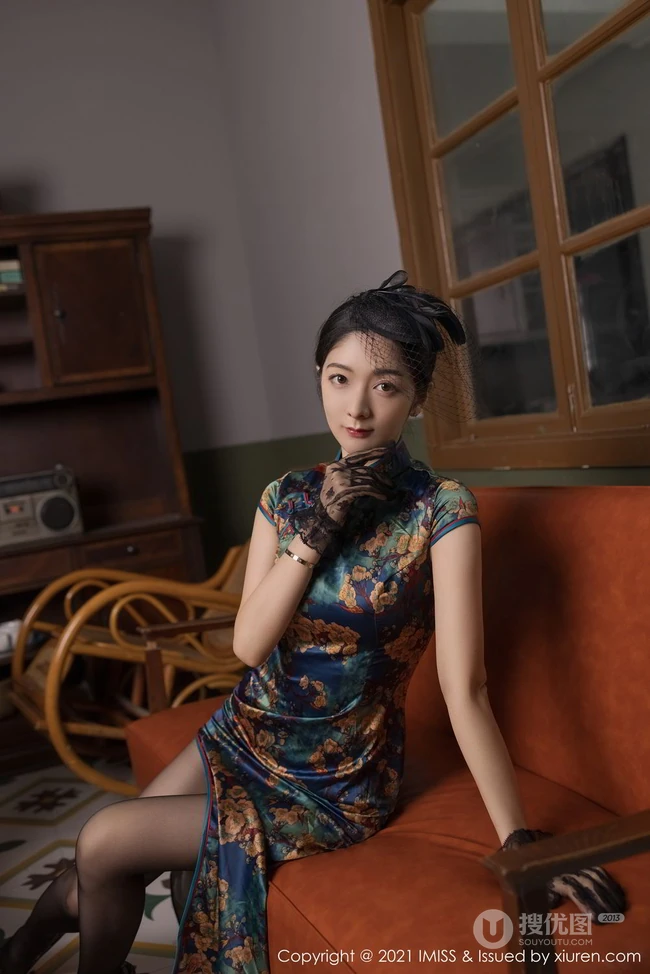 气质时尚女生Angela小热巴一袭贵妇旗袍深袜袜穿搭优雅气质写真套图