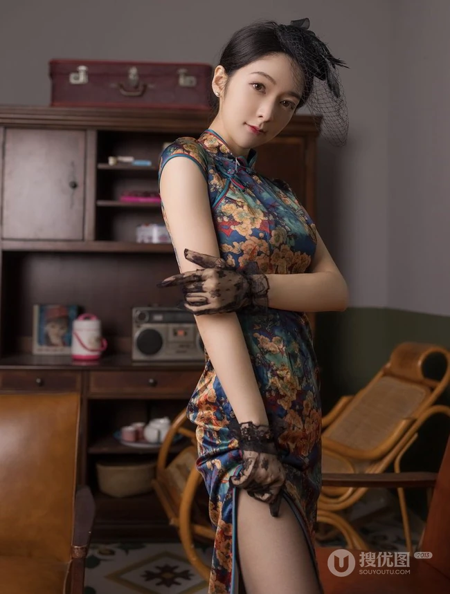 气质时尚女生Angela小热巴一袭贵妇旗袍深袜袜穿搭优雅气质写真套图