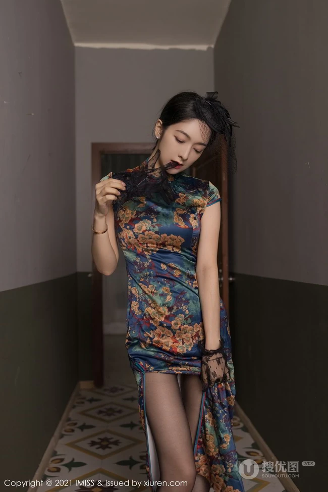 气质时尚女生Angela小热巴一袭贵妇旗袍深袜袜穿搭优雅气质写真套图