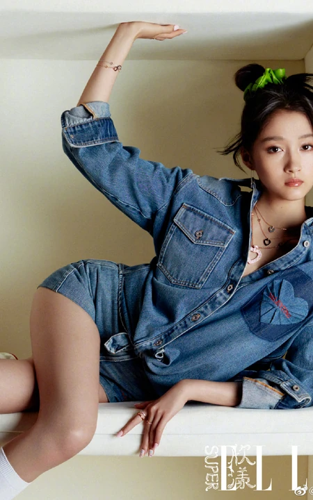 关晓彤化身壁橱蝴蝶少女美美哒微博写真美照
