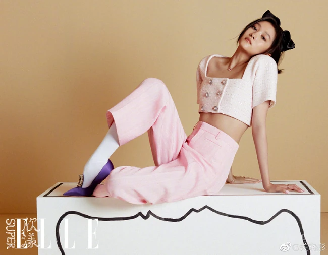 关晓彤化身壁橱蝴蝶少女美美哒微博写真美照