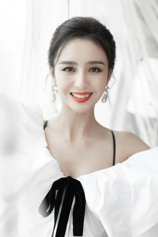 佟丽娅简约时尚纯白蝴蝶结连衣裙穿搭仙气十足写真美照