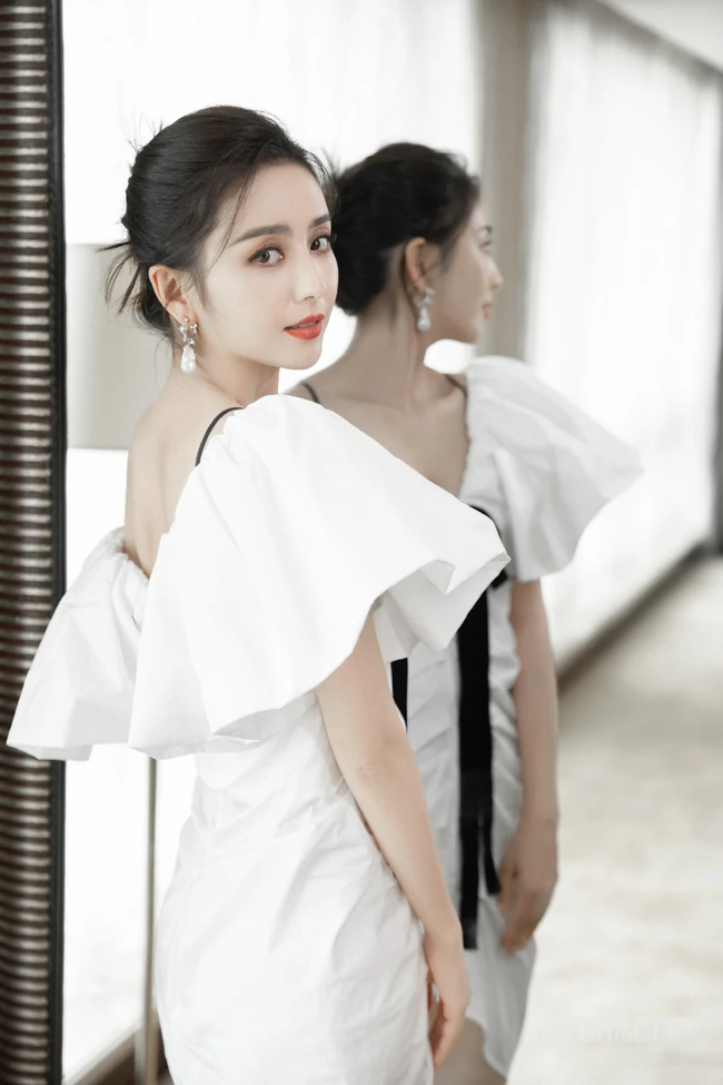 佟丽娅简约时尚纯白蝴蝶结连衣裙穿搭仙气十足写真美照