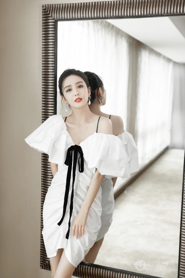 佟丽娅简约时尚纯白蝴蝶结连衣裙穿搭仙气十足写真美照