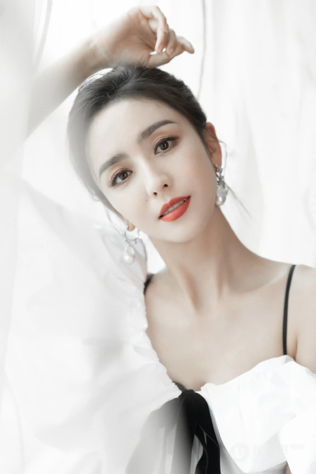 佟丽娅简约时尚纯白蝴蝶结连衣裙穿搭仙气十足写真美照