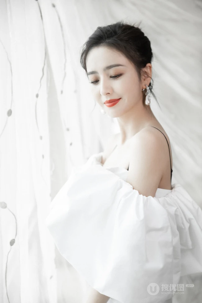 佟丽娅简约时尚纯白蝴蝶结连衣裙穿搭仙气十足写真美照