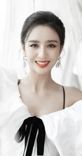 佟丽娅简约时尚纯白蝴蝶结连衣裙穿搭仙气十足写真美照