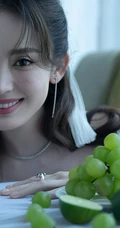 古力娜扎仙气礼裙白裙着身居家夏日享受绿色水果慵懒动人写真图片