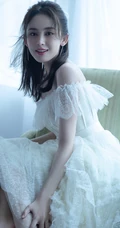 古力娜扎仙气礼裙白裙着身居家夏日享受绿色水果慵懒动人写真图片