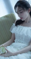 古力娜扎仙气礼裙白裙着身居家夏日享受绿色水果慵懒动人写真图片
