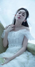 古力娜扎仙气礼裙白裙着身居家夏日享受绿色水果慵懒动人写真图片
