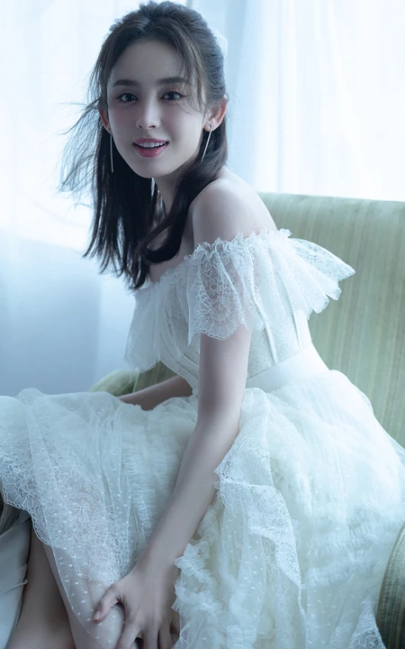 古力娜扎仙气礼裙白裙着身居家夏日享受绿色水果慵懒动人写真图片