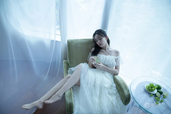 古力娜扎仙气礼裙白裙着身居家夏日享受绿色水果慵懒动人写真图片