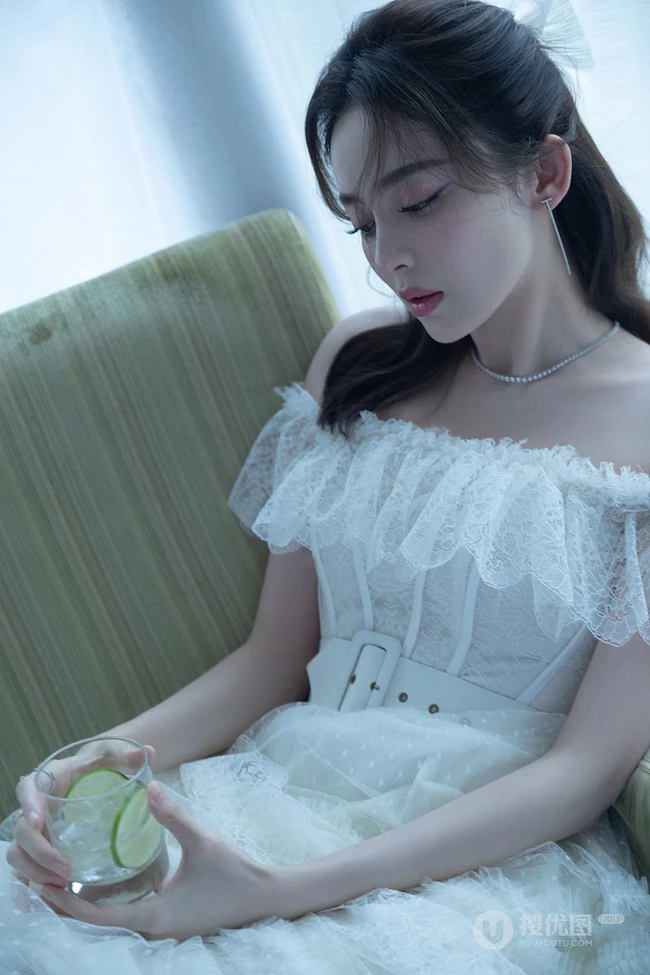 古力娜扎仙气礼裙白裙着身居家夏日享受绿色水果慵懒动人写真图片
