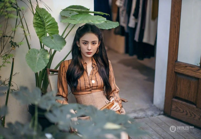 娜扎气质时尚束腰短裤穿搭优雅动人室内写真图片