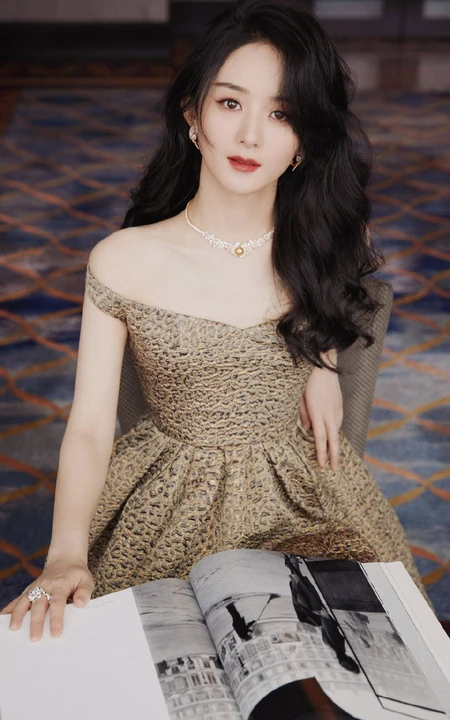 赵丽颖华美浪漫的礼服穿搭优雅气质写真图片