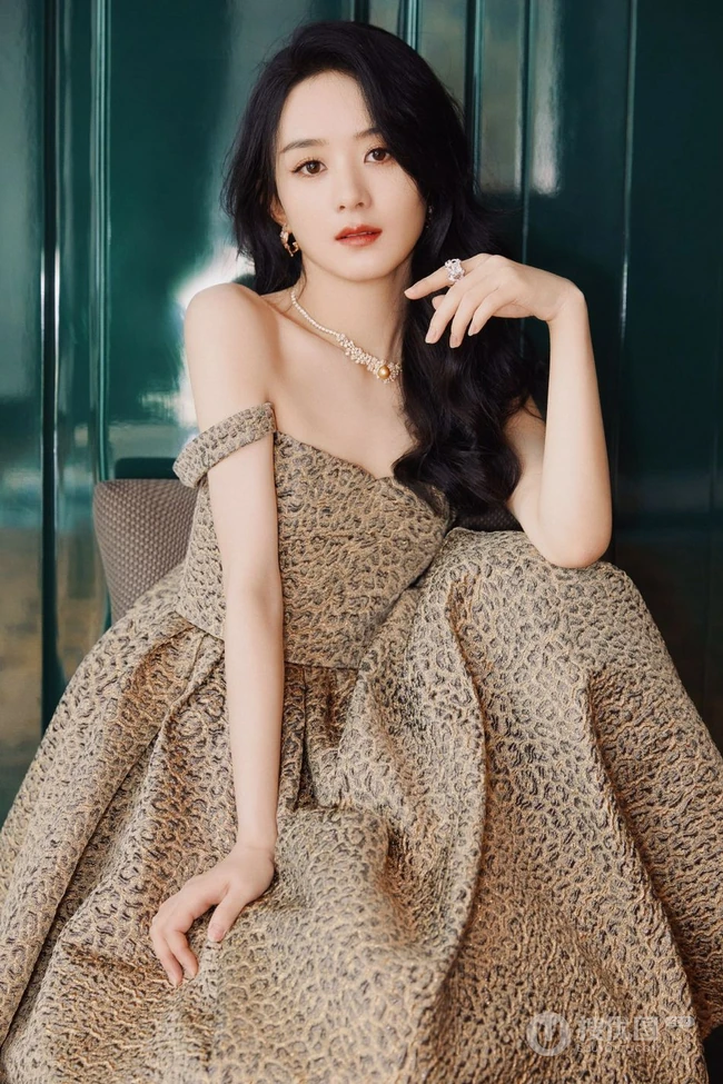 赵丽颖华美浪漫的礼服穿搭优雅气质写真图片