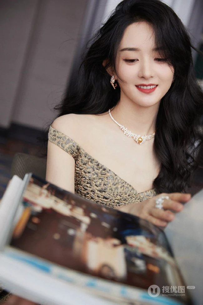 赵丽颖华美浪漫的礼服穿搭优雅气质写真图片